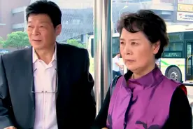 儿媳公交车站接公婆，下一秒……视频封面