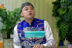 用碱面加苏打水浸泡排骨，可以使排骨的肉质蓬松，口感滑嫩