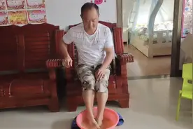 小胡脚上起水泡，去药店花44元买盒足光散泡脚会有效吗？