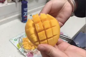 老公半夜玩游戏有点饿，叶子贴心做甜品：芒果酸奶，看着真好吃视频封面