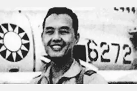 飞行员驾机起义，成功摆脱4架战机追击，九死一生回到老家！