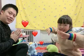 晴宝爸爸玩抓鸭子游戏，夸张动作让妈妈笑肚子疼，睡觉还在数鸭子