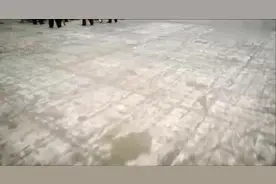 80年代的街头混混打群架，都是楞头青，谁也不服谁！