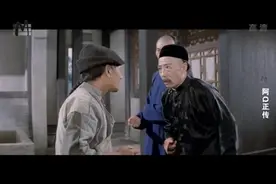 阿Q去赵府贺喜，却被赵老爷连扇几耳光，骂道你也配姓赵！