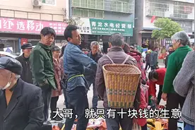 10元一双的凉拖鞋，半天卖六七十双，小伙口才溜得很，卖啥都赚钱