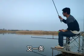 小伙自制的钓台和钓椅，居然可以这样用来钓鱼？这种用法第一次见