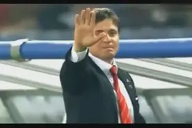 活久见！足球比赛中难得一见的裁判和主教练进球视频封面