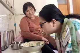 儿媳妇坐月子，天天奶奶贴心照顾，水果都要烫一下，好温馨视频封面