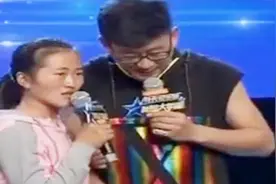 男评委挽着女选手的胳膊，台下哄堂大笑，女孩老公不知怎么想？视频封面