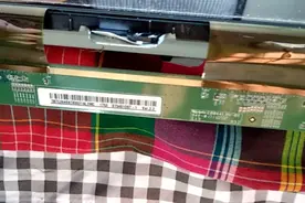 TCL液晶电视机型号B55A558U故障现象正面靠右1/3有两条竖线。视频封面