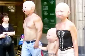 国外街头出现巨婴，路人投来异常眼光，事情真相却决然不同？视频封面