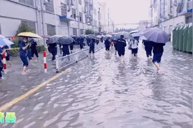 江苏无锡美资企业今天早上被洪水淹没了几万员工全部走着水路上班