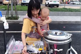宝妈如风雨彩虹中的铿锵玫瑰，兜妈逛夜市逛的自行惭愧
