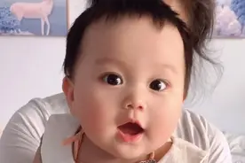 七个月的宝宝不开心，哼哼唧唧像小猪，妈妈简单一招就搞定