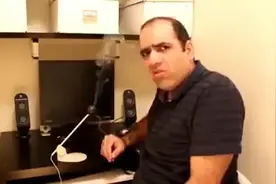 中东一个网红电工，以经常被电出名，反应太搞笑了……视频封面