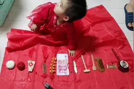 抓周抓个印章，好寓意呀