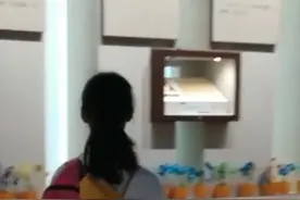 可爱~小女孩参观南京雨花台烈士纪念馆，毕恭毕敬向每一位烈士...