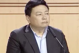 父亲只要一不高兴 就把儿子一家撵出去 儿子忍无可忍撂下狠话