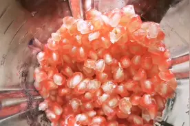 自制破壁机版石榴汁 享受爷孙同乐