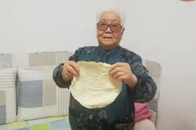 山东人爱吃山东饭，老妈做个发面单饼，真好吃，老爸一气吃了3个