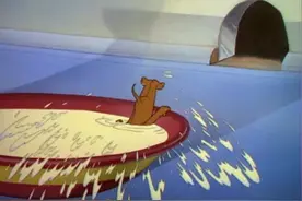 喝了强力牛奶而变得力大无穷的杰瑞，汤姆喝了变得和杰瑞一样大小