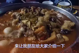 品尝山东滕州民间美食大席菜，几十道菜混在一起，吃起来像探宝