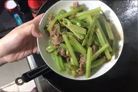 西芹炒牛肉，家常做法。适合家里不吃辣的朋友，美味可口！