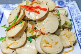 大厨教你凉拌豆腐卷家常做法，一分钟就能学会，看看都用的啥调料