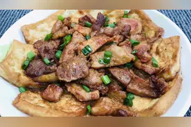 豆腐搭配五花肉，教你一道年夜饭压轴菜，不用油不用盐，香而不腻