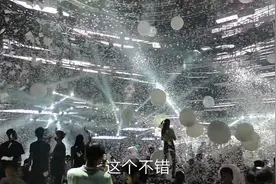 成都前三强的酒吧，小伙第一次去酒吧感受下成都的夜生活。好尴尬