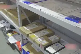 快递柜不再“霸王收费” 邮政局新规：包裹放快递柜需收件人同意视频封面