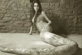 美女蛇变异成美少女，被老头抓到，和人类开撕