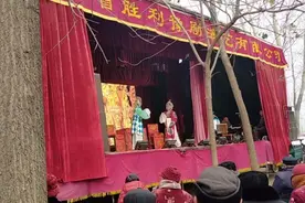 河南豫剧团来到小村庄，几位豫剧演员唱的真不赖，2500元一场可值视频封面