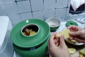 家腌泡姜，说坛边口里不放水，保证一年坛口都不会干，那放什么？