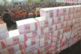 一亿现金能有多重？需要货车才能拉走，看完好羡慕啊！视频封面