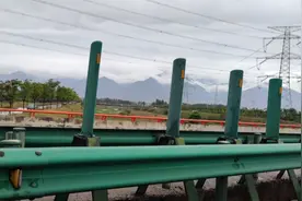 在京昆高速鄠邑涝峪河段遭遇严重堵车，预计要堵50分钟视频封面