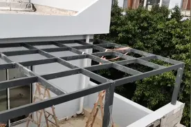 用普通铝合金方管做阳光房，同样耐用，做到最后下雨了又留尾巴