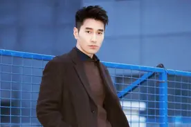 赵又廷现身某活动，发型中分显油腻，身材发福