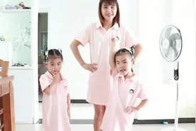 双胞胎姐妹跟妈妈去拿快递，打开快递是惊喜，姐妹俩十分高兴视频封面