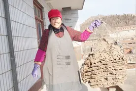 农村大娘卖马蜂窝300一斤，这个8斤的超大马蜂窝，能值多好钱视频封面