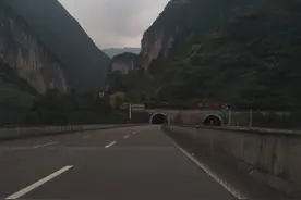 湖北十堰至四川达州，途径一百多个隧道，最长大巴山隧道6000米！视频封面