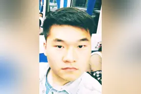 实拍凌晨三点绿皮车厢，农民工无座睡过道，有谁的生活是容易的？