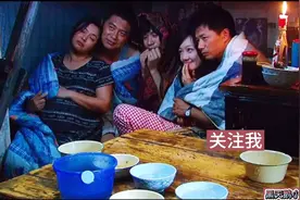 小女孩借给穷小子五分钱交学费 
25年后，还100万报恩（下集）视频封面