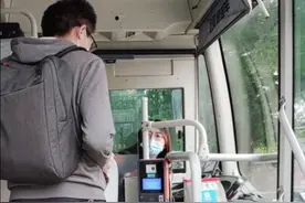 乘坐公交车禁止携带易燃易爆物品上车，当然一种乘客除外哦！视频封面