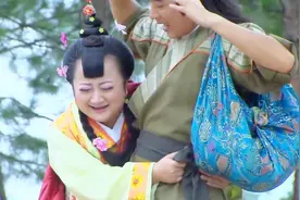 小伙着急赶路，没想到胖女人追了上来，抱住小伙要跟他一起走视频封面
