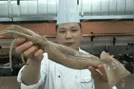 酒店大厨教你在家用电饼铛做铁板烤鱿鱼，操作简单好吃