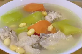 新鲜佛手瓜搭配三种食材煲汤，营养又健康，好看又好喝。