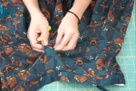 过时不想穿的衣服别着急扔，将其拆掉简单改改，时尚又凉快视频封面