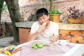 这才是芒果最过瘾的吃法，最后连皮都不放过