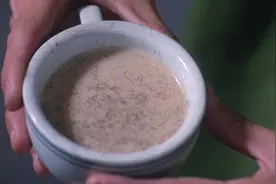 长官请囚犯喝奶茶，原来指的是头发奶茶，看着就恶心别说喝了！